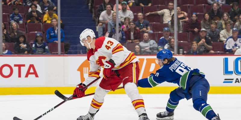 Hokejista Adam Klapka si odbyl debut v NHL v dresu Calgary Flames (na fotografii během přípravného zápasu v září 2023).  