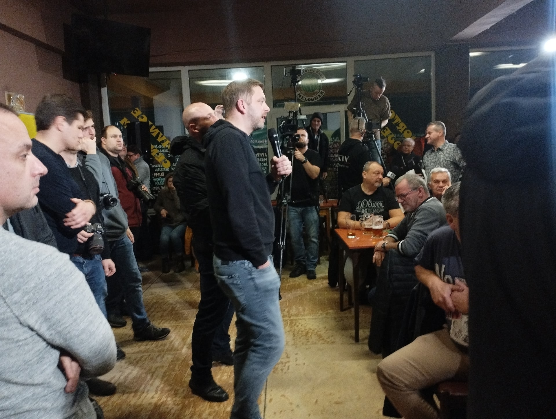 Vít Rakušan během ostré debaty v karvinské pivnici Centrum