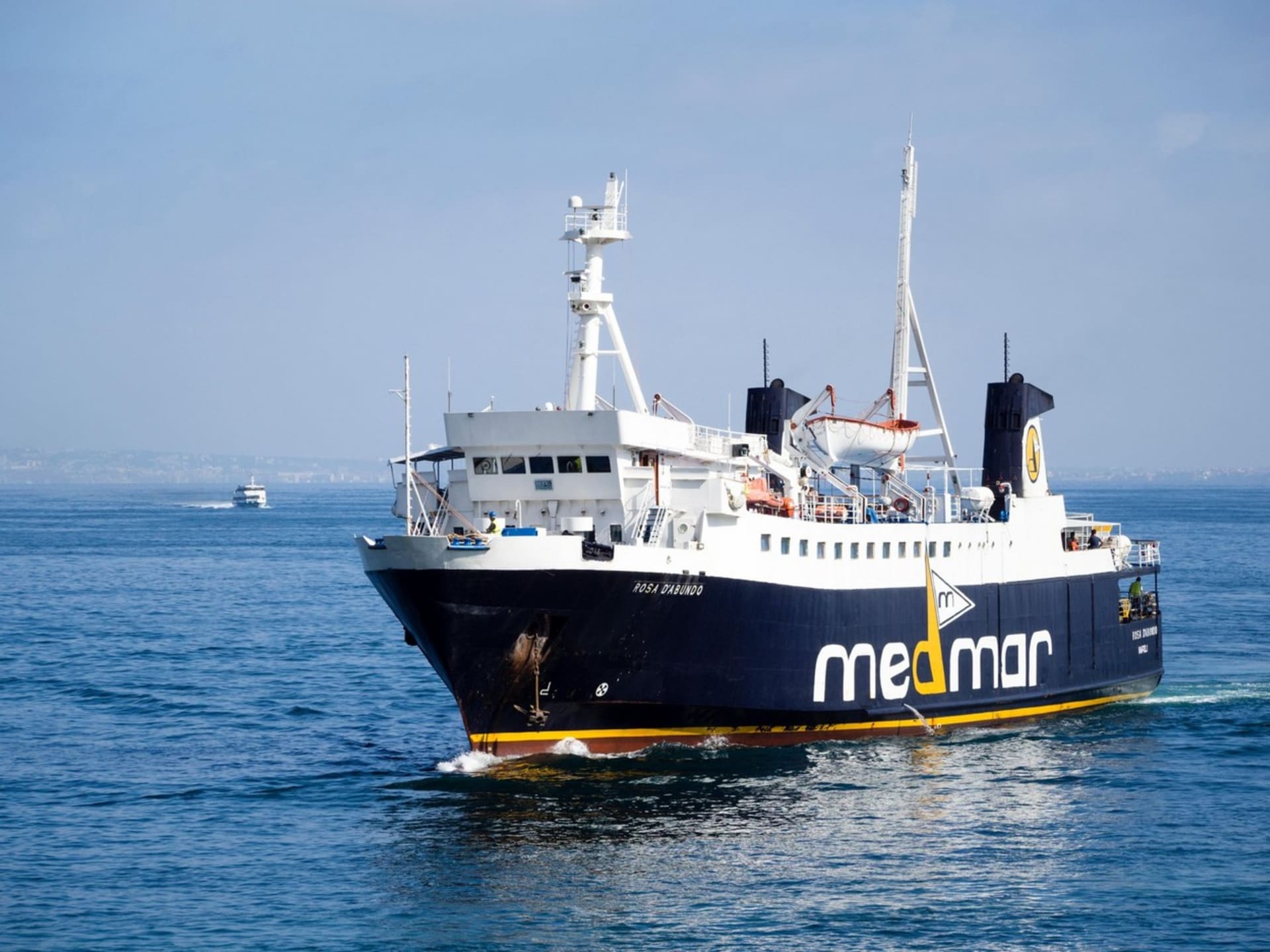 Trajekty společnosti Medmar zajišťují spojení mezi ostrovem Ponza a pevninskou Itálií