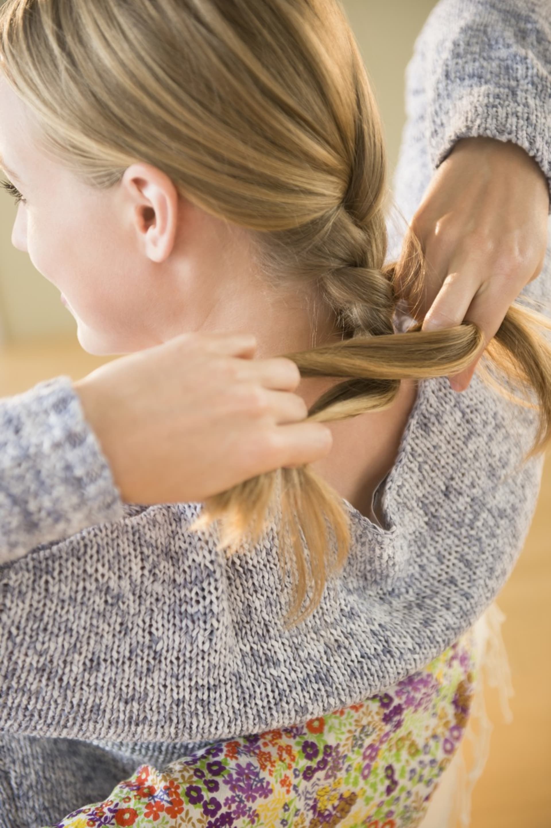 Při elektrizování vlasů, dávejte pozor také na gumičky, které mohou vlasy v mrazech i přeřezat.