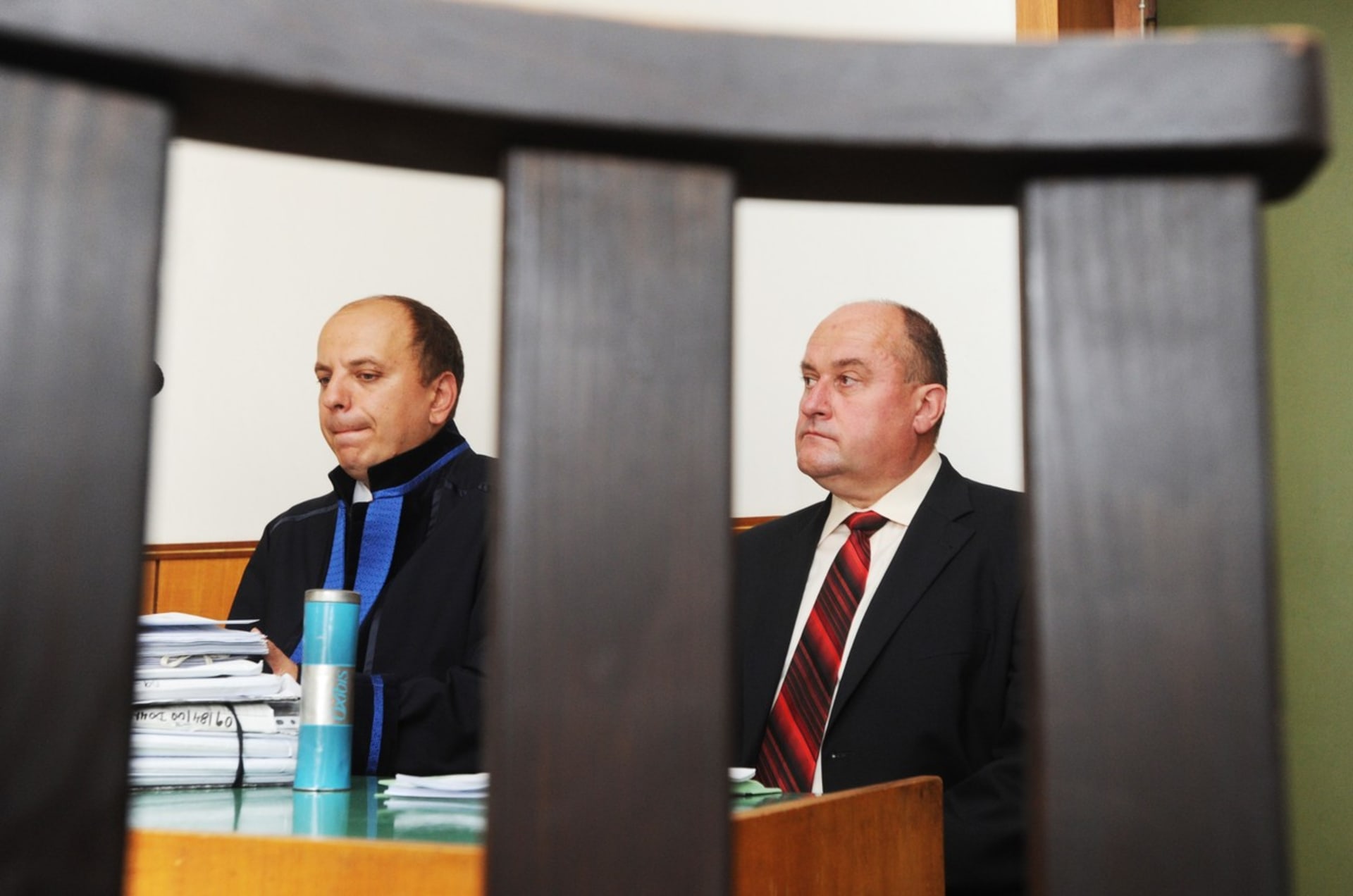 Advokát Václav Vlk (vlevo) u soudu v případu tehdejšího prezidenta Nejvyššího kontrolního úřadu (NKÚ) Františka Dohnala (vpravo) 