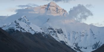 Dobyvatelům Mount Everestu dláždí cestu na vrchol mrtvoly. Nejznámější má zelené boty