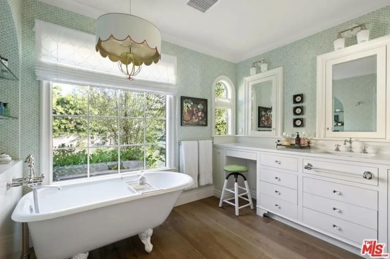 Herečka Emma Stone prodává dům v Los Angeles: V jedné z koupelen je vana s výhledem na verandu.
