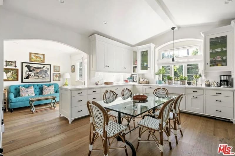 Herečka Emma Stone prodává dům v Los Angeles: Interiéru vládne bílá výmalba, kterou doplňují četné květinové motivy a plochy a prvky v pastelových barvách. Sjednocujícím prvkem interiéru jsou pak dřevěné podlahy.
