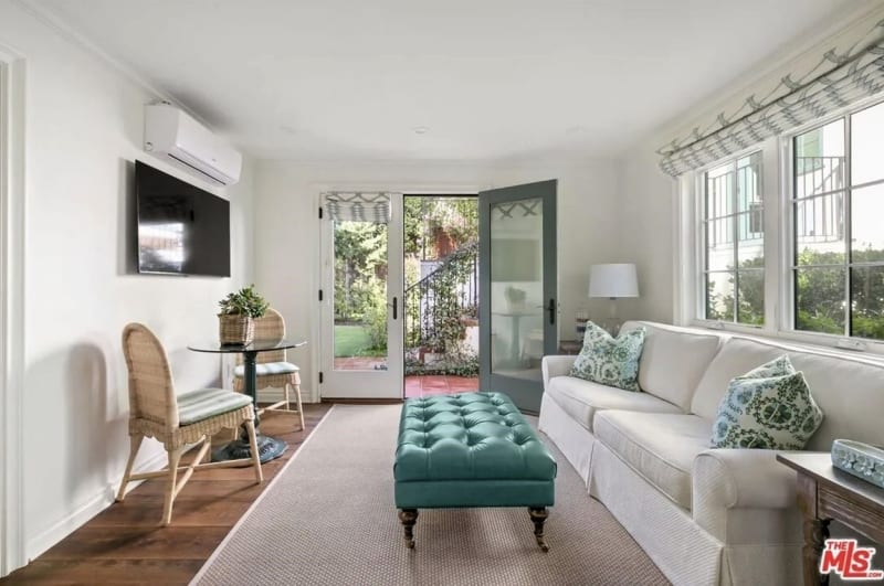 Herečka Emma Stone prodává dům v Los Angeles: Na kuchyň navazuje prostor s posezením, přes nějž vede cesta ke dveřím vedoucím na zahradu. 