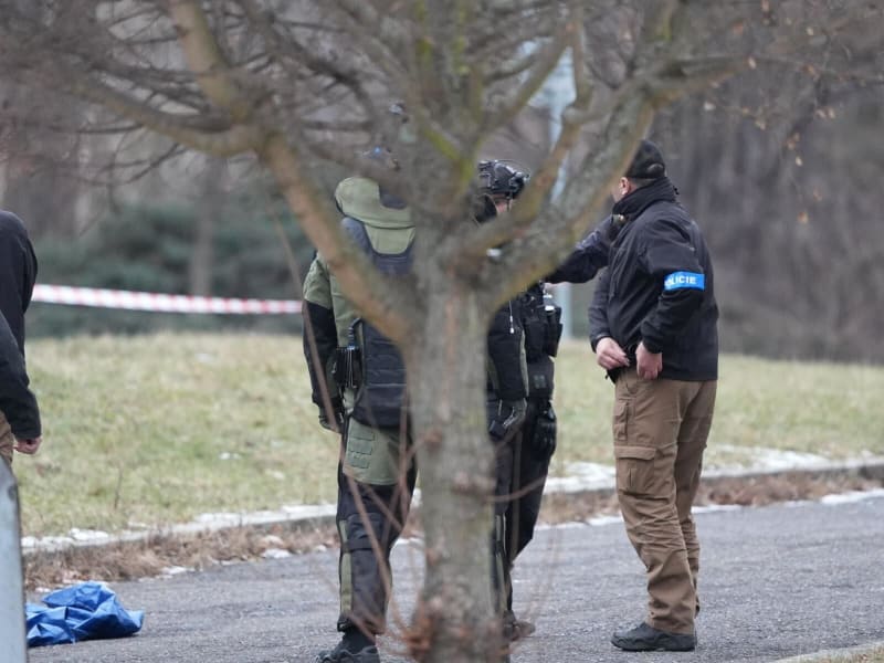Policie zasahuje u fakulty Univerzity Karlovy v Troji.
