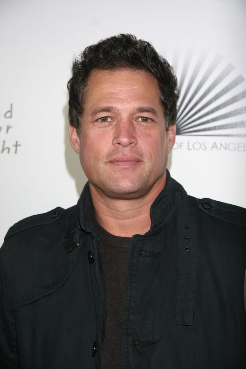 V seriálu hrál snoubence Brendy Walshové.