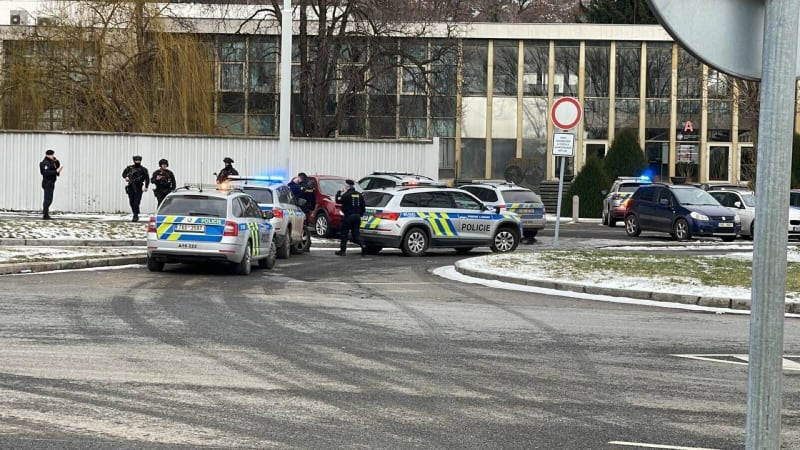 Zásah policie u Matematicko-fyzikální fakulty Univerzity Karlovy v pražské Troji