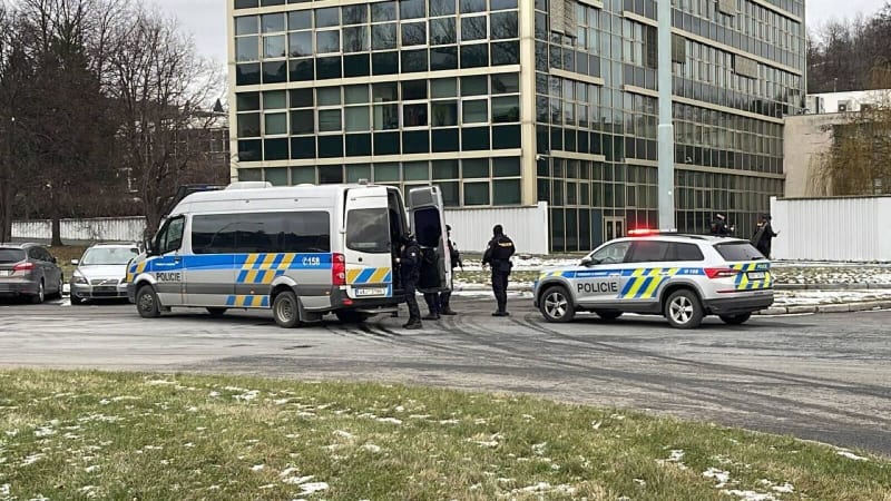Zásah policie u Matematicko-fyzikální fakulty Univerzity Karlovy v pražské Troji