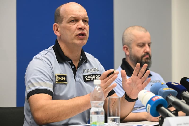 Policejní prezident Martin Vondrášek (vlevo)