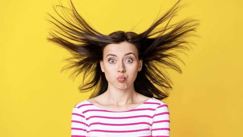 Podívejte se na tipy, které vám pomůžou od elektrizujících vlasů.