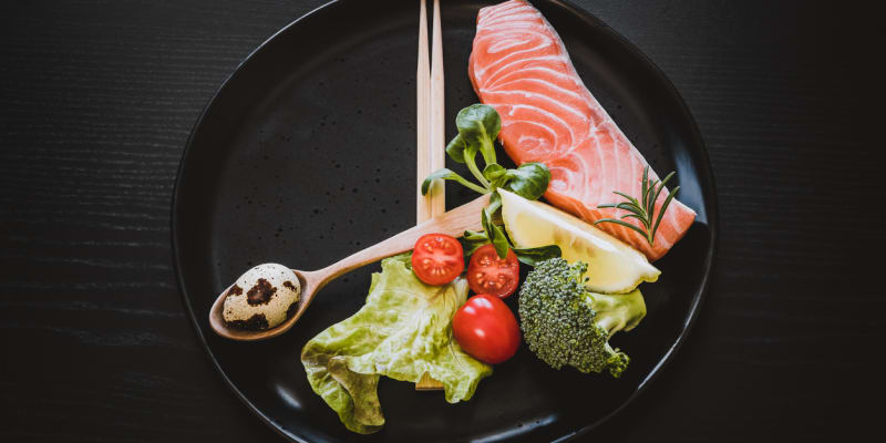 Keto dieta omezuje příjem sacharidů, a naopak je při ní vyšší příjem bílkovin a tuků.