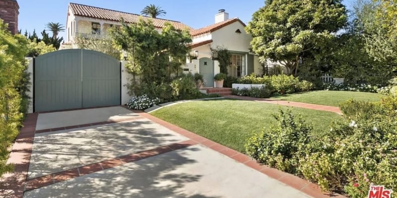 Herečka Emma Stone prodává dům v Los Angeles: Dům vypadá zvenčí poměrně skromně, s velkým dvorem a přední brankou, která se připojuje k domu. Brána do domu i příjezdová cesta jsou šalvějově zelené, což ladí s okenicemi na předních oknech domu.