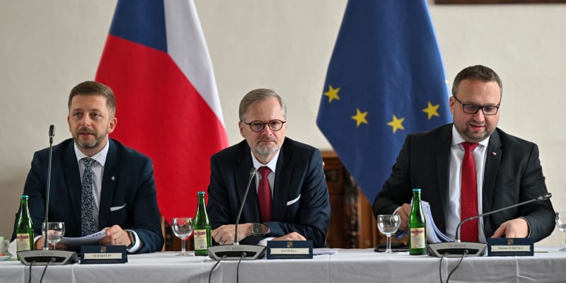 Předseda vlády Petr Fiala (ODS) a jeho místopředsedové Vít Rakušan (STAN) a Marian Jurečka (KDU-ČSL)