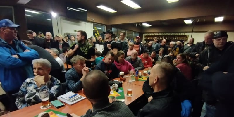 Ministr vnitra Vít Rakušan (STAN) v ostré debatě v karvinské pivnici Centrum