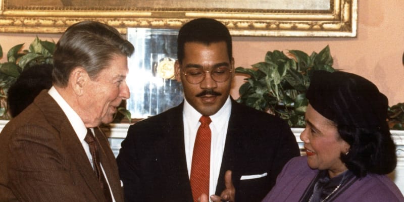 Bývalý prezident Ronald Reagan předává Corretě Kingové památeční pero, v pozadí je syn Dexter Scott King (1988).
