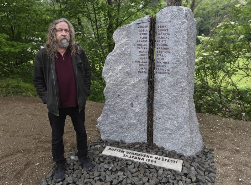 Výtvarník Martin Frind, autor pomníku a vnuk jedné z obětí neštěstí