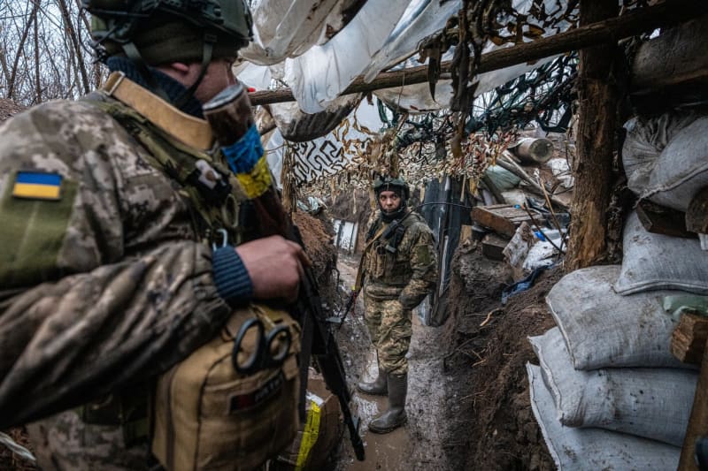 Ukrajinští vojáci v zákopech v Doněcké oblasti jsou s železnou pravidelností ve střetu s bojovníky Ruska.