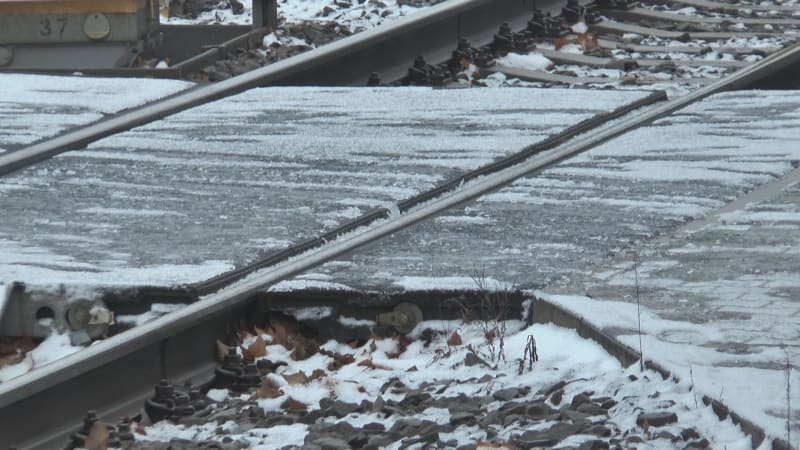 Ledovka způsobuje problémy na silnicích i na železnicích.