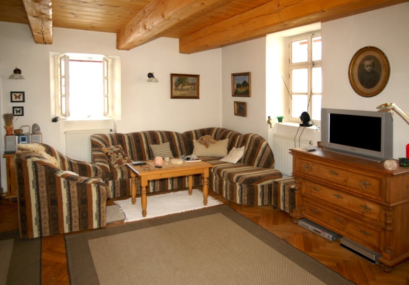 V bývalé formanské hospodě s devíti místnostmi je použito bukové a smrkové dřevo.