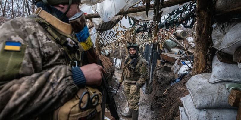 Ukrajinští vojáci v zákopech v Doněcké oblasti jsou s železnou pravidelností ve střetu s bojovníky Ruska.