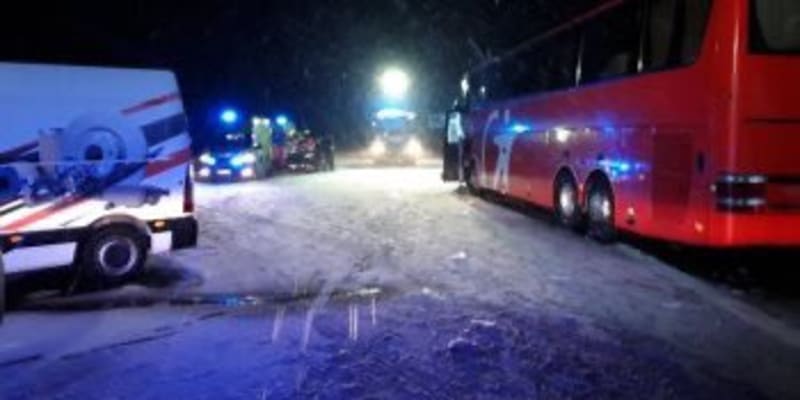 Při srážce dodávky, kamionu a autobusu na D1 u Hranic utrpěli zranění dva lidé.