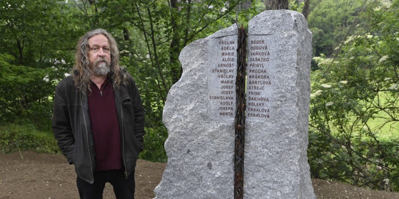Výtvarník Martin Frind, autor pomníku a vnuk jedné z obětí neštěstí