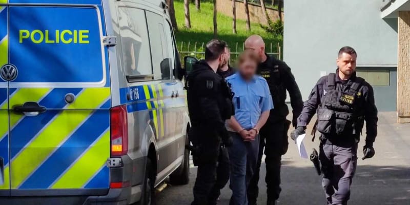 Policie navrhla obžalovat muže, který loni v květnu bodnul v Mostě do krku malého chlapce.