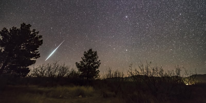 Za bolid se dá považovat i tento zářivý meteor z meteorického roje Geminid