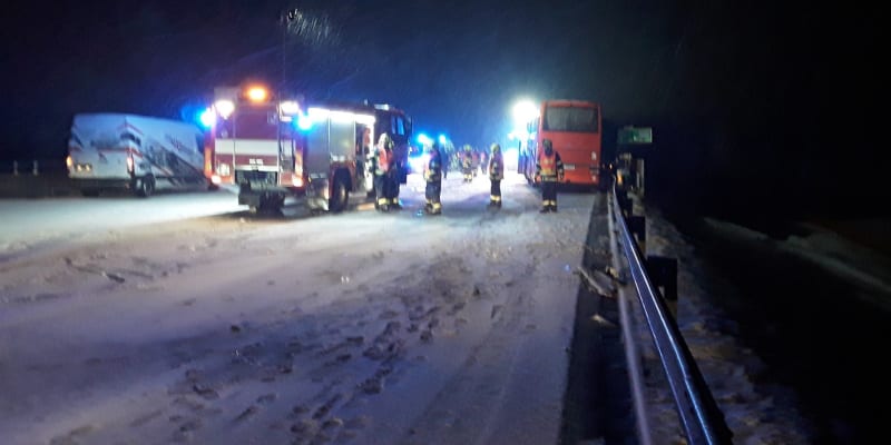 Při srážce dodávky, kamionu a autobusu na D1 u Hranic utrpěli zranění dva lidé.