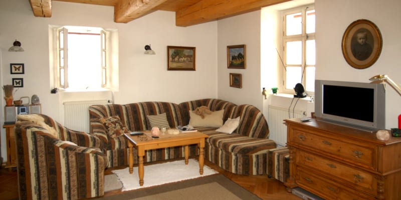 V bývalé formanské hospodě s devíti místnostmi je použito bukové a smrkové dřevo.
