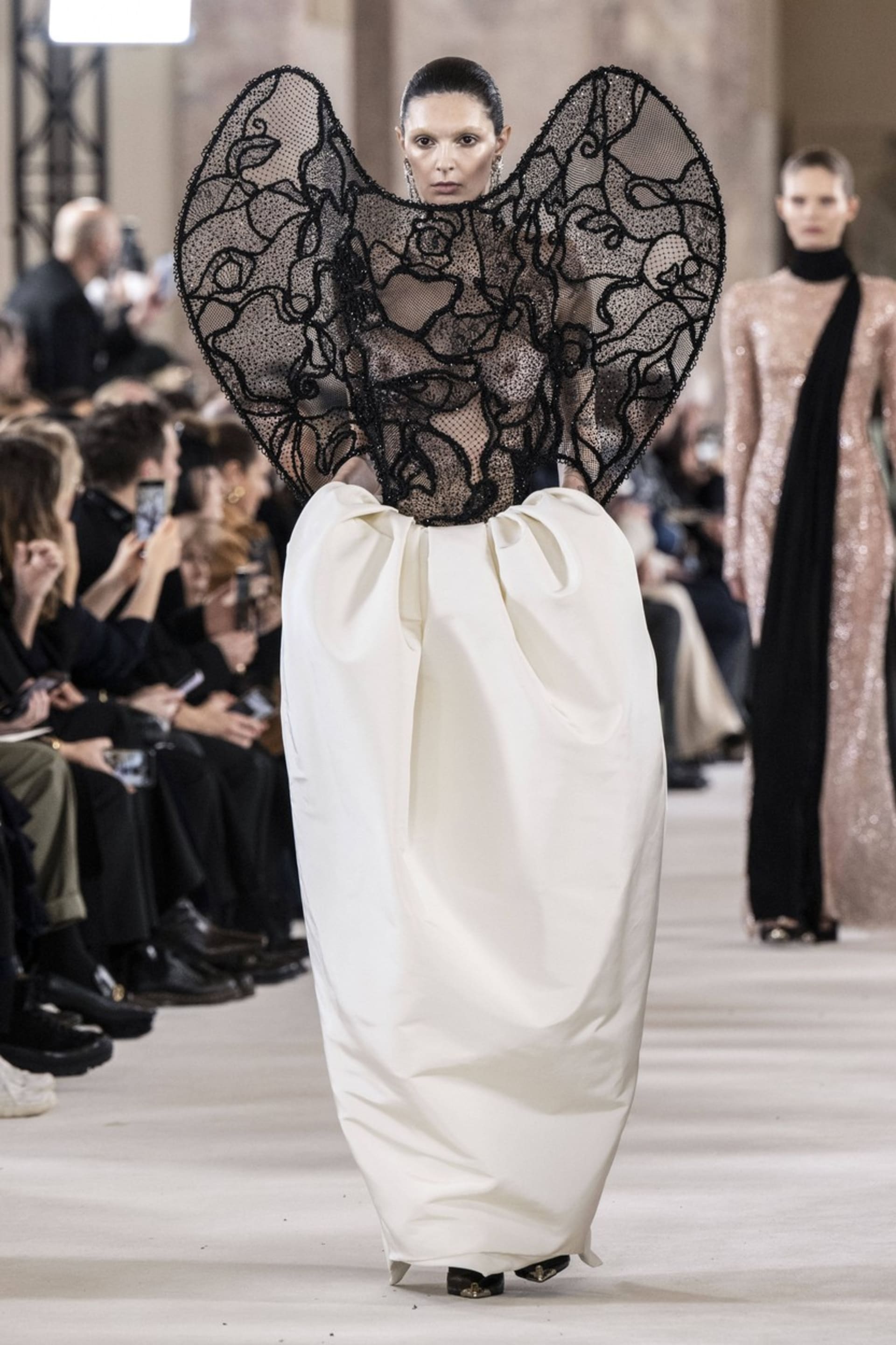 Haute Couture pro jaro/léto 2024 v Paříži.