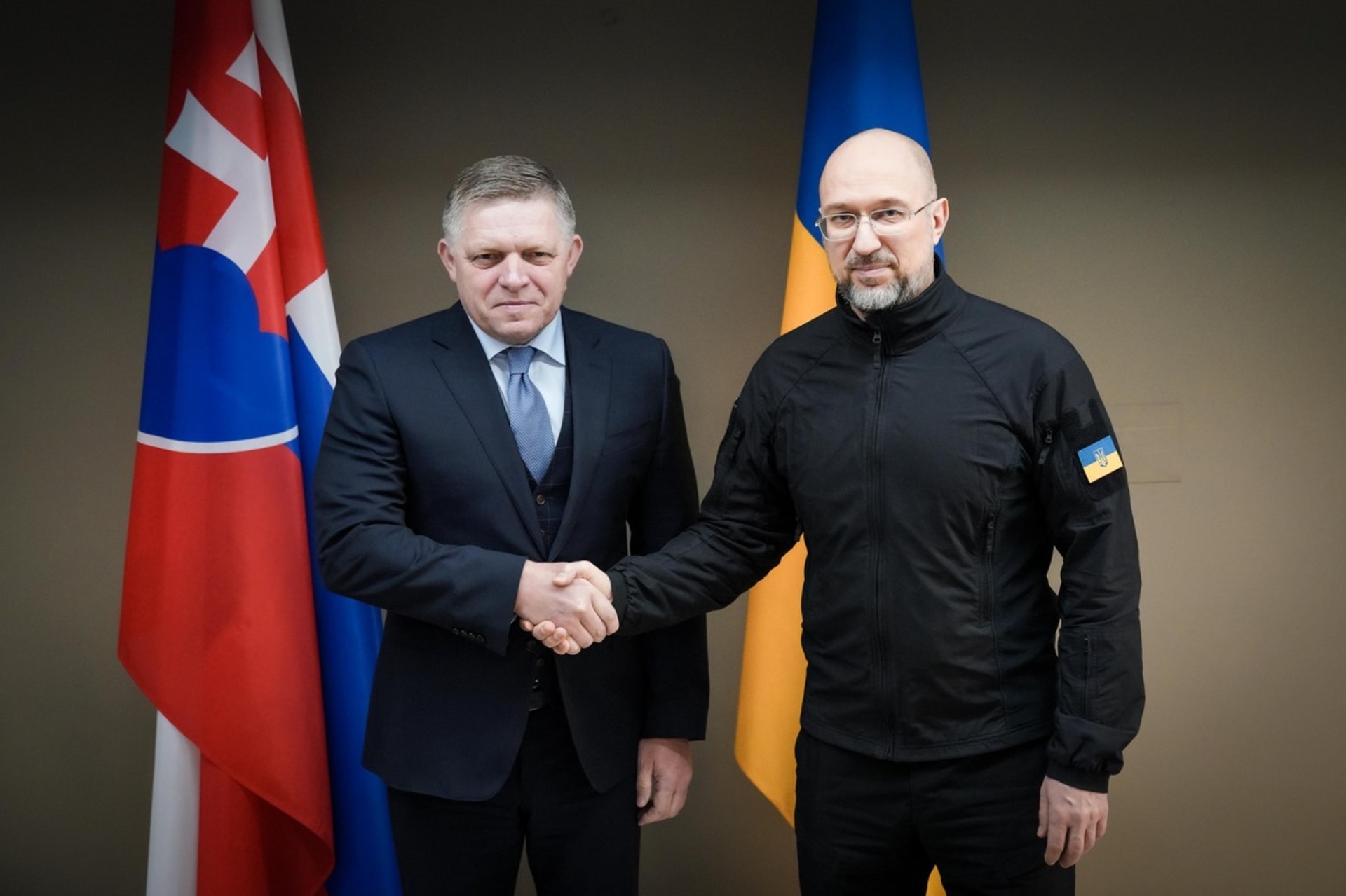 Slovenský premiér Robert Fico se svým ukrajinským protějškem Denysem Šmyhalem při setkání v ukrajinském Užhorodu