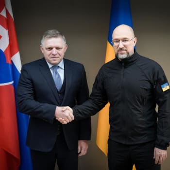 Slovenský premiér Robert Fico se svým ukrajinským protějškem Denysem Šmyhalem při setkání v ukrajinském Užhorodu.