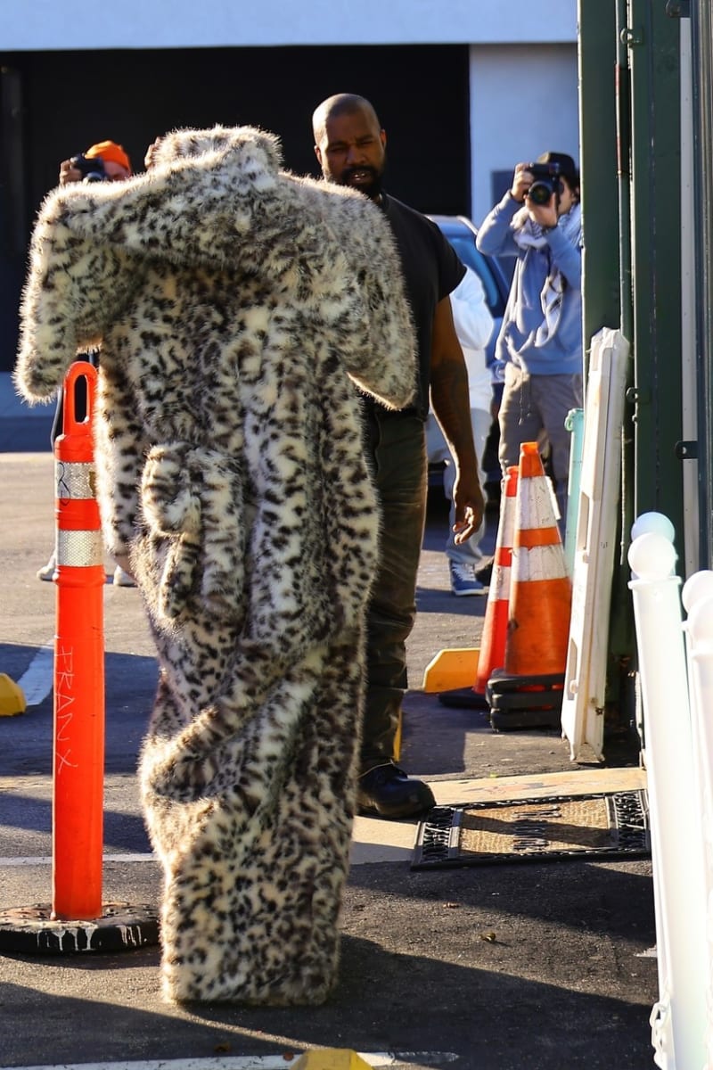 Na veřejnost s Kanyem vyrazila v obrovském kožichu doplněném stejně nadrozměrným kloboukem.