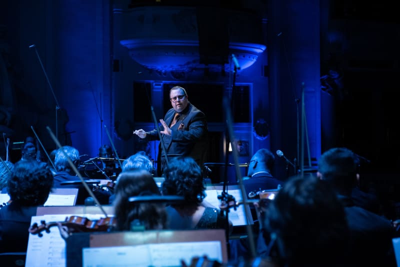 Chris Egan, rezident nahrávacích studií Abbey Road, diriguje na zahajovacím koncertě v Obecním domě