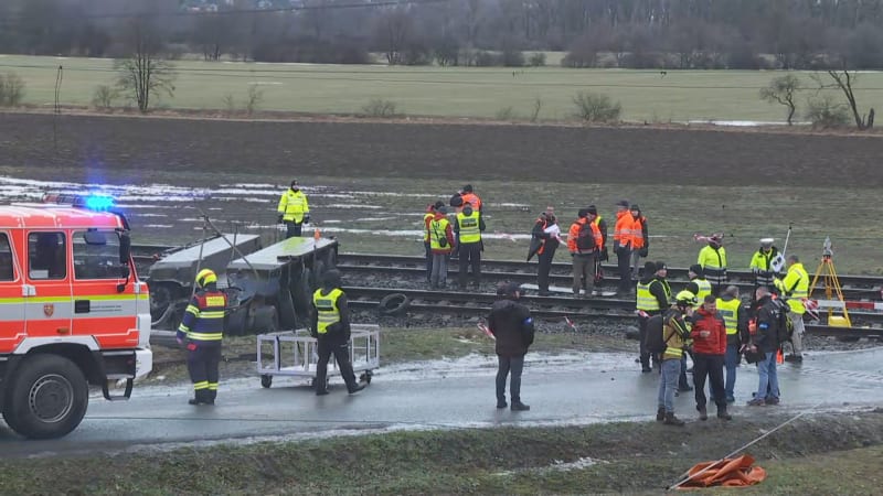 Střet vlaku s kamionem na Karvinsku si vyžádal nejméně 16 zraněných.