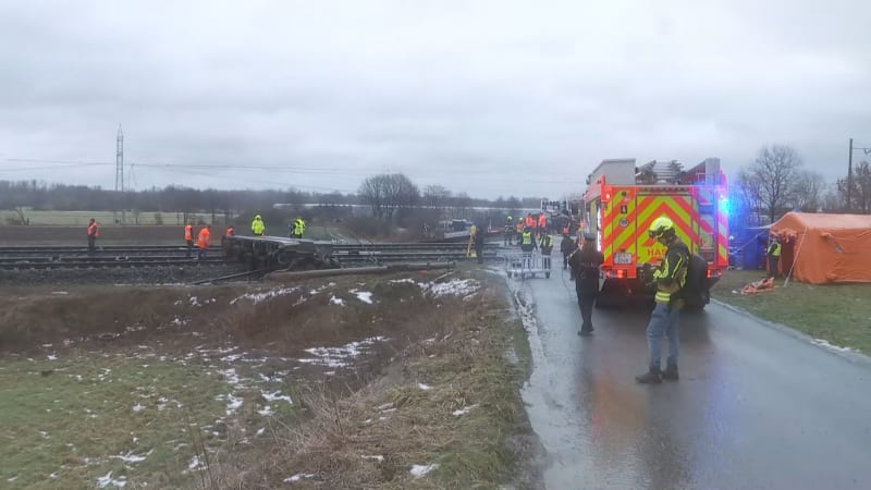 Střet vlaku s kamionem na Karvinsku si vyžádal nejméně 16 zraněných.