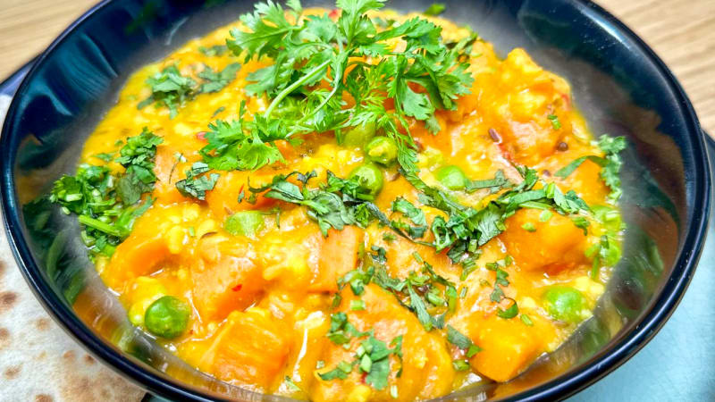 VE VARU: Batátové curry s mrkví a hráškem s čapátí plackami 