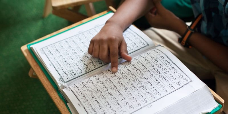Student čte z Koránu. Ilustrační foto