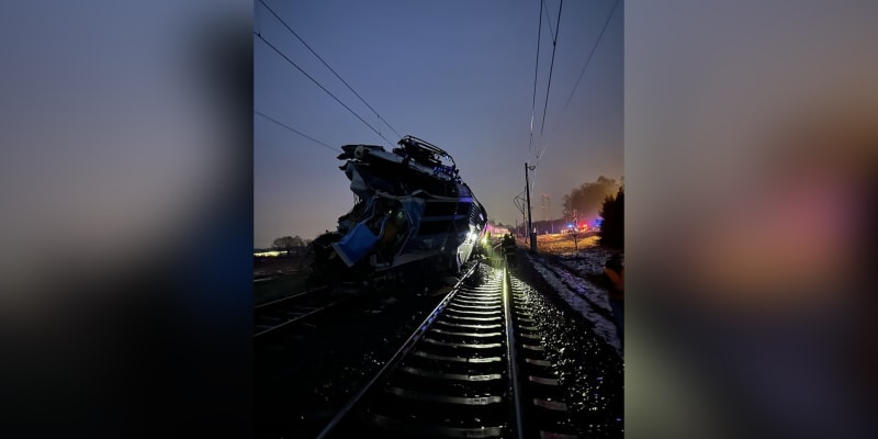 Střet vlaku s nákladním autem u Karviné nepřežil strojvedoucí.