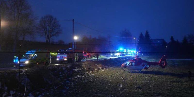 Po střetu vlaku s nákladním autem na Karvinsku je jeden mrtvý a 16 raněných.