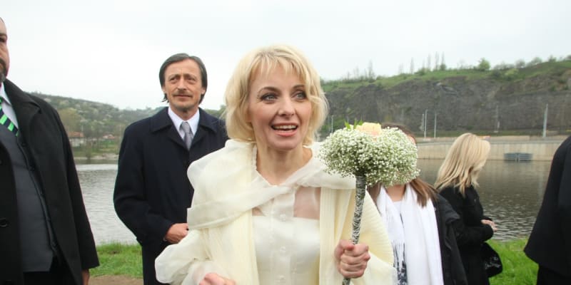 Herečka Veronika Žilková na své svatbě se Stropnickým (rok 2008).