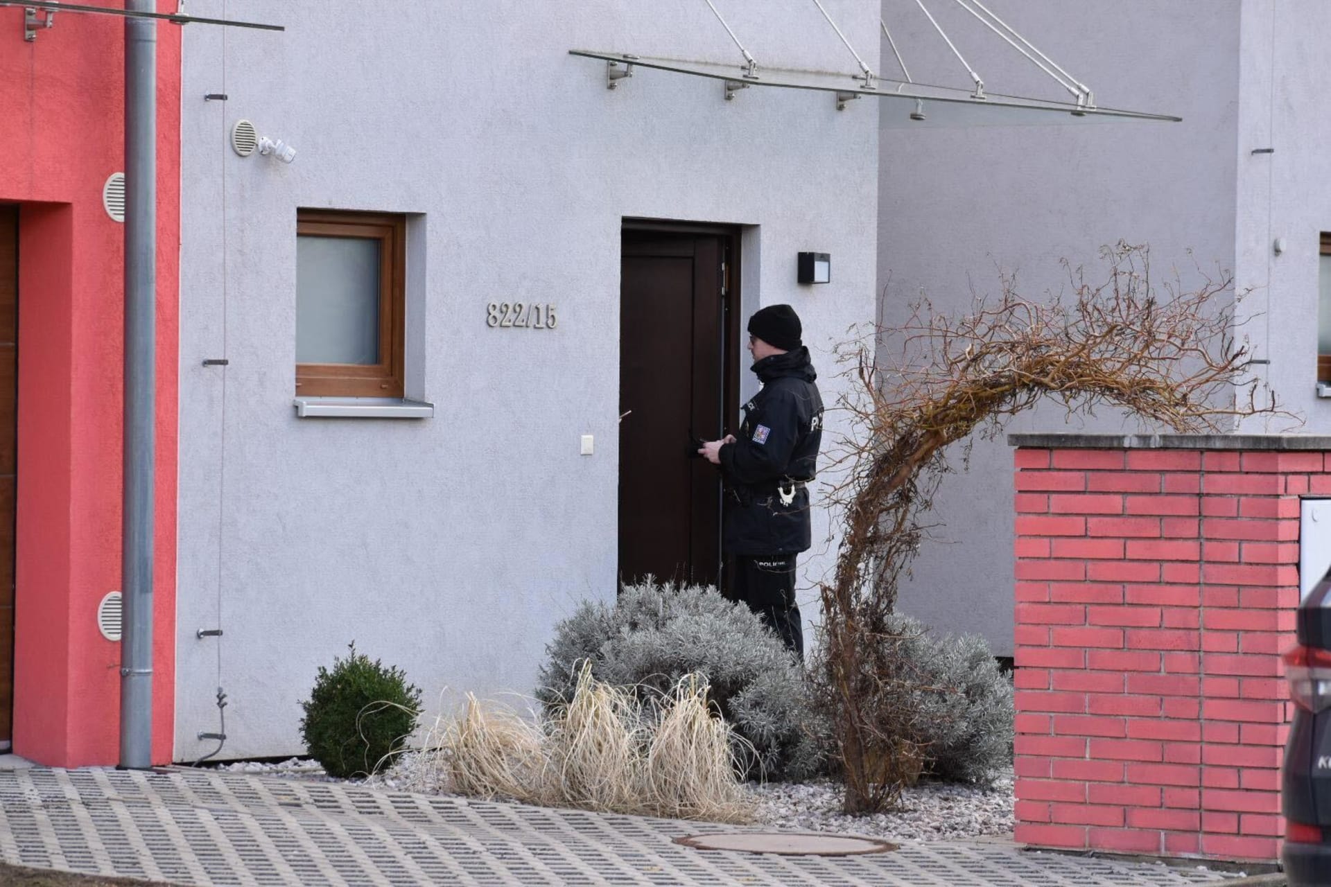 Policisté vyšetřují případ napadení sekerou na Praze 9.