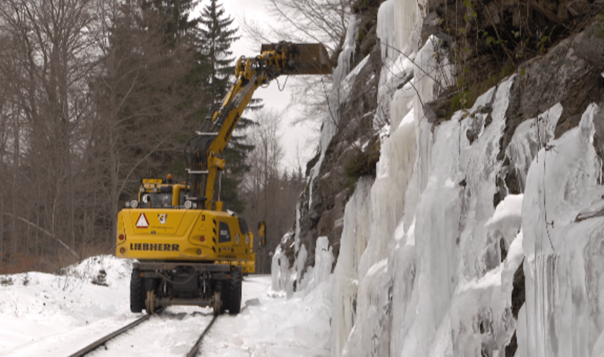 Hasiči museli ze skal u železniční trati odstranit obří kusy ledu.