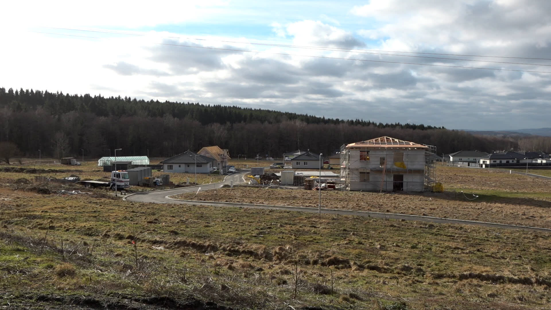 Desítkám rodin ve vesnici Hory na Karlovarsku hrozí vystěhování z nově postavených domků.