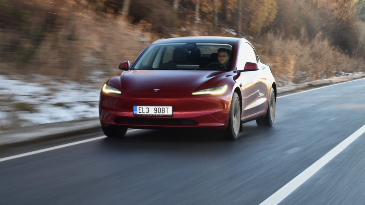 Tesla Model 3 je čtyřdveřový sedan s prvky kupé. Má například bezrámová okna, přesto skvěle odhlučněnou kabinu.