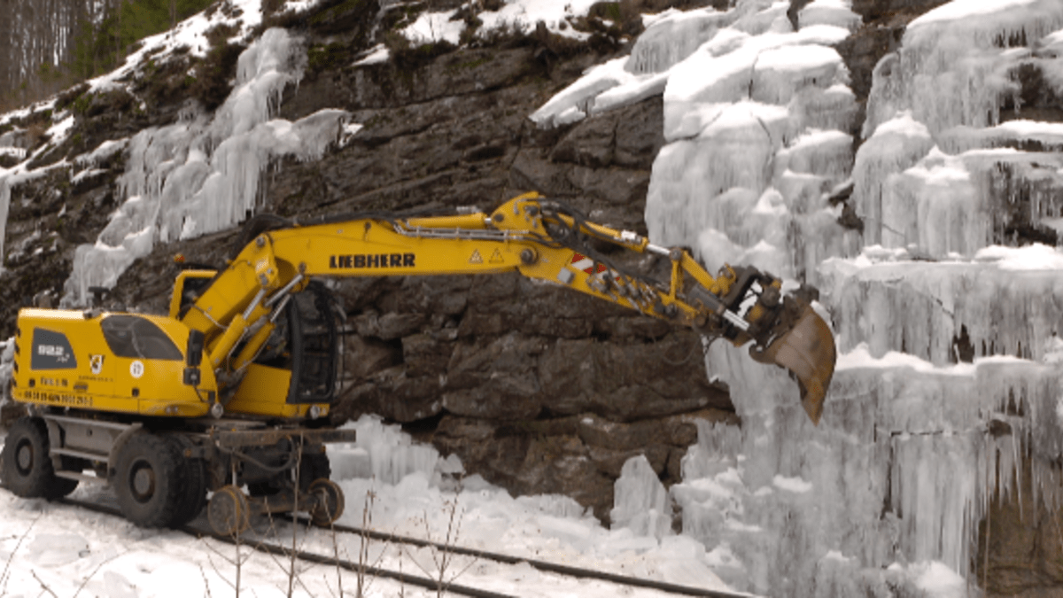 Hasiči museli ze skal u železniční trati odstranit obří kusy ledu.