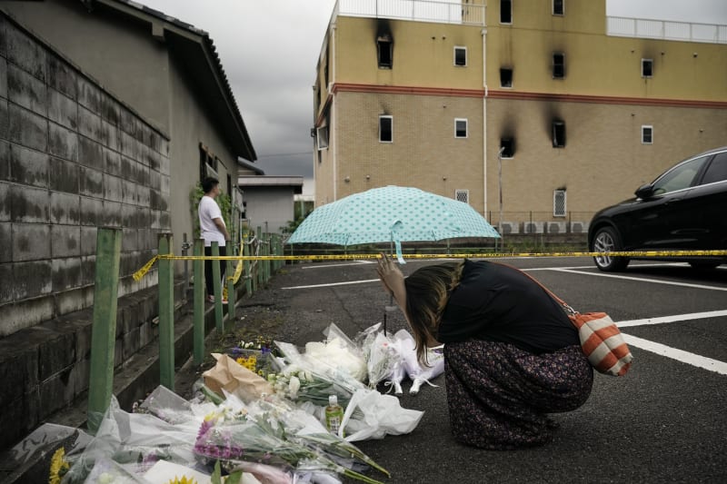 Střípky z devastujícího žhářského útoku na animační studio v Kjótu. O život přišlo 36 lidí.