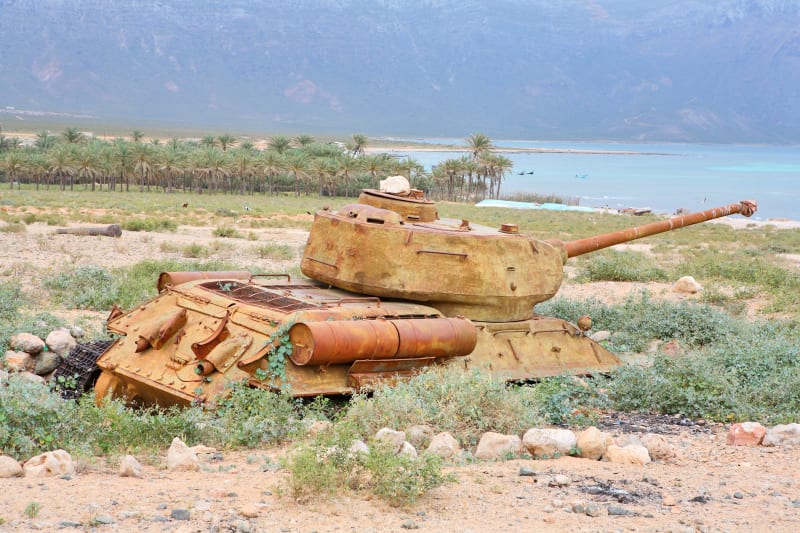 Tanky jsou rozmístěny na dostřel případným vyloďovacím plážím 